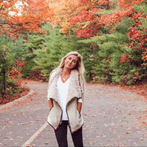 LAST ONE LEFT NWT Faux Fur Vest - Picture 2 of 4